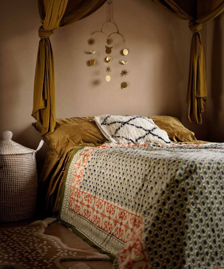 Faina Double Throw in Tote Bag